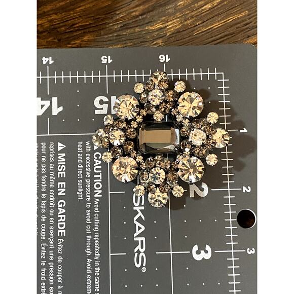 JULIANA, D & E, DELIZZA & ELSTER CLEAR & SMOKEY COLOR CENTER RHINESTONE BROOCH - Picture 4 of 4